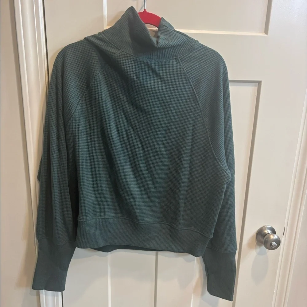 ALO Yoga Waffle Weekend Escape Mock Neck Long Sleeve Medium Clover Green NWT